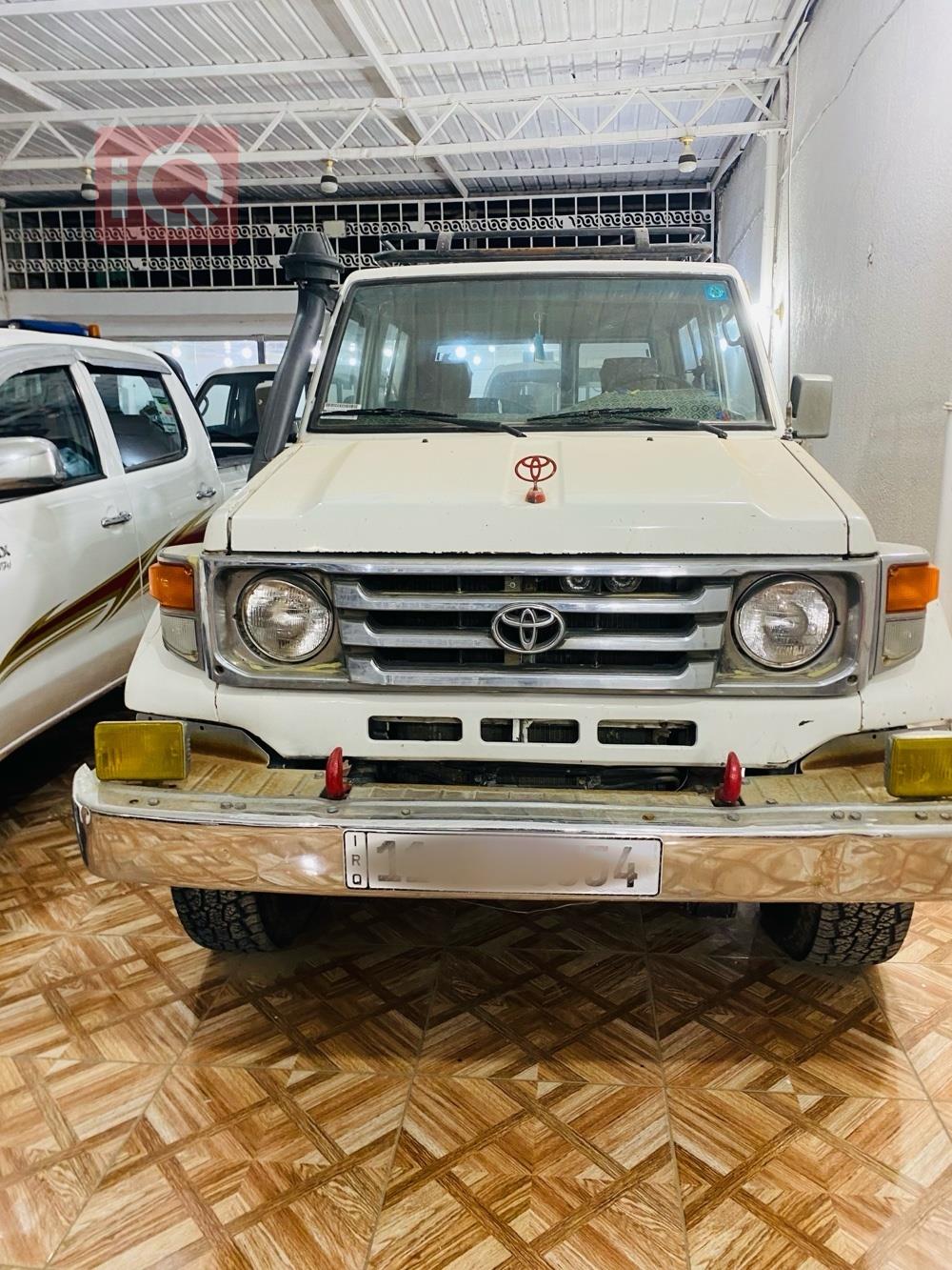 تويوتا لاند كروزر 70 بيك اب